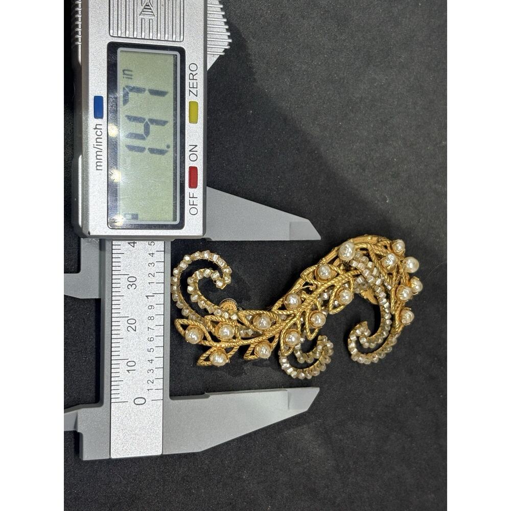 Vintage Miriam Haskell Signed Gold Tone Pearl Filigree Feather Scroll Brooch Pin - Picture 9 of 9